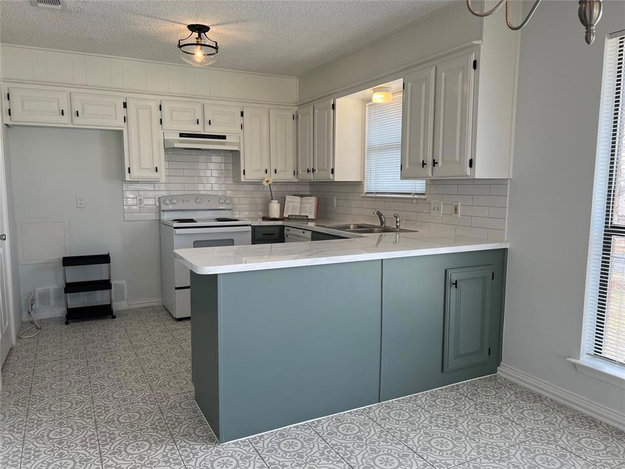 202 S Sendero Dr, Decatur, TX 76234 - photo 1