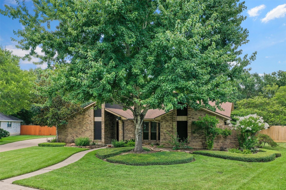 1911 Hunt Dr, Friendswood, TX 77546 - photo 1