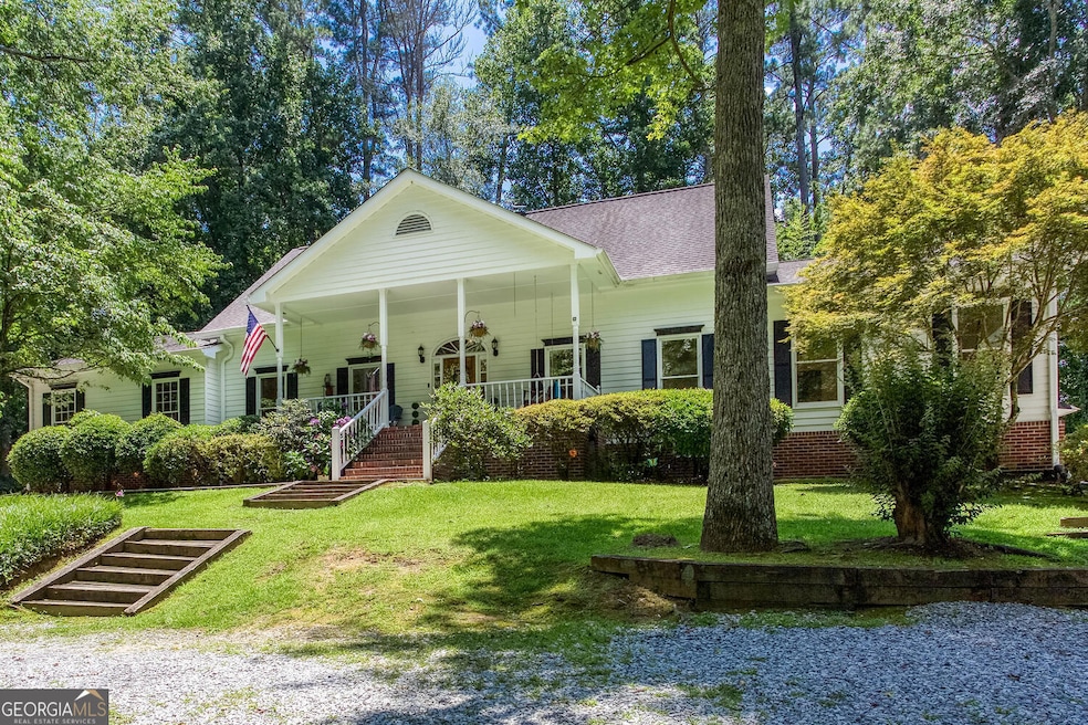 A long private circular driveway brings you to your paradise retreat.