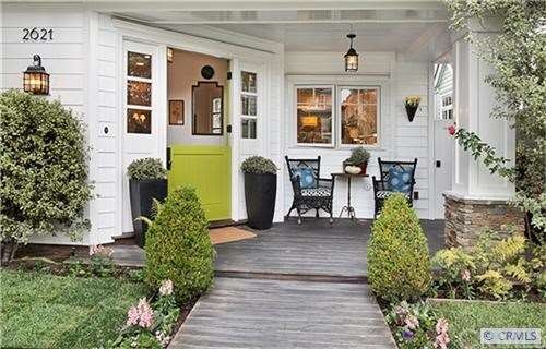 East coast charm, west coast flair!The style in th