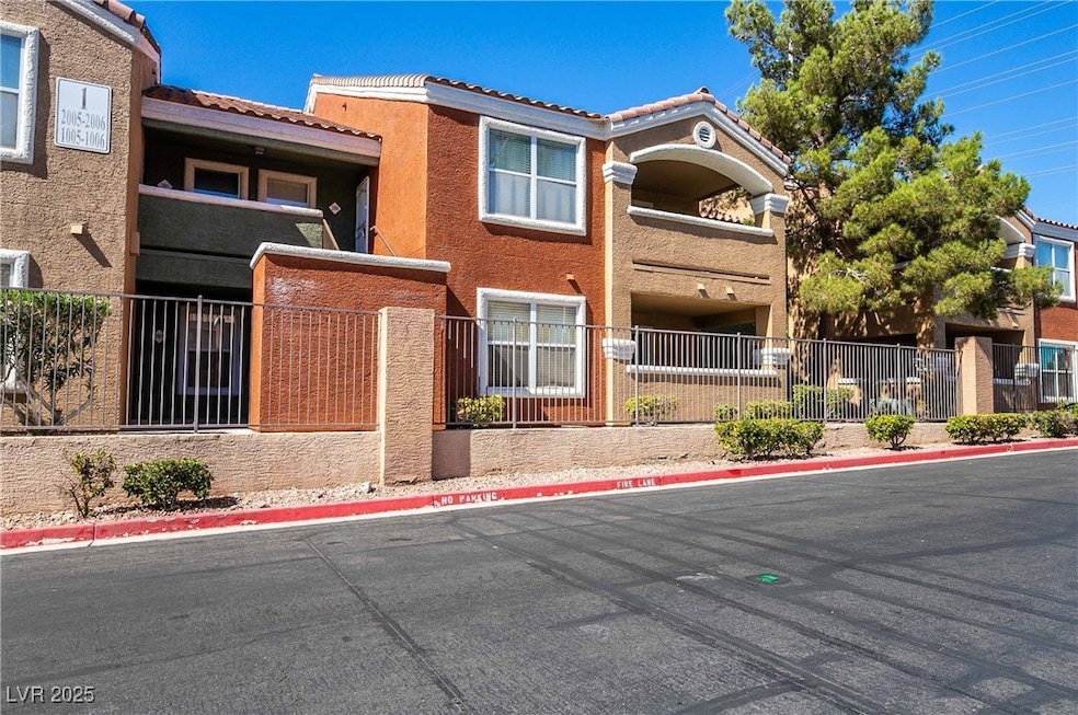 Townhome / multi-family property featuring stucco