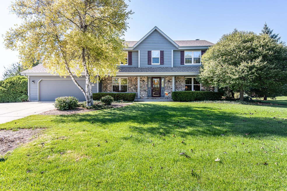 W147N7127 Woodland Dr, Menomonee Falls, WI 53051 - photo 1