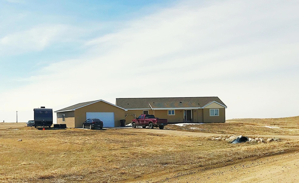 14706 Baxter St, Williston, ND 58801 - photo 1