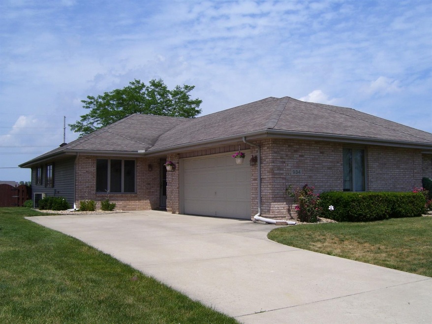 934 Ivanhoe Ln, Dyer, IN 46311 - photo 1