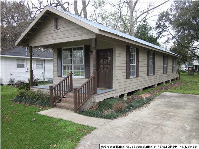Charming Zachary Community School District home!