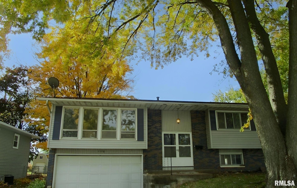 1118 N 13th St, Clinton, IA 52732 - photo 1