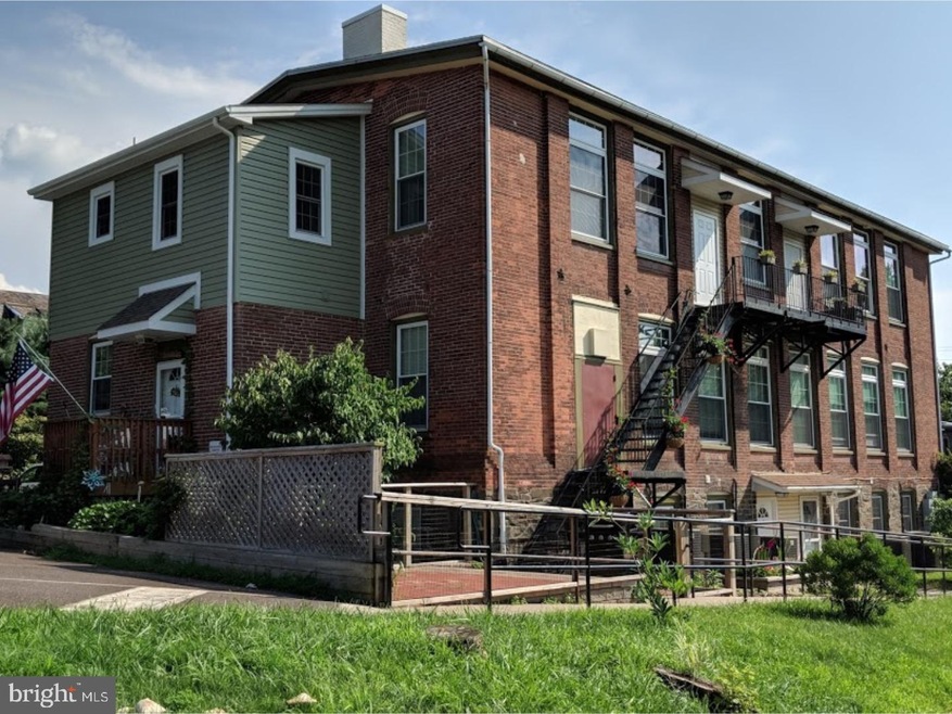 815 W Chestnut St unit F, Perkasie, PA 18944 - photo 1