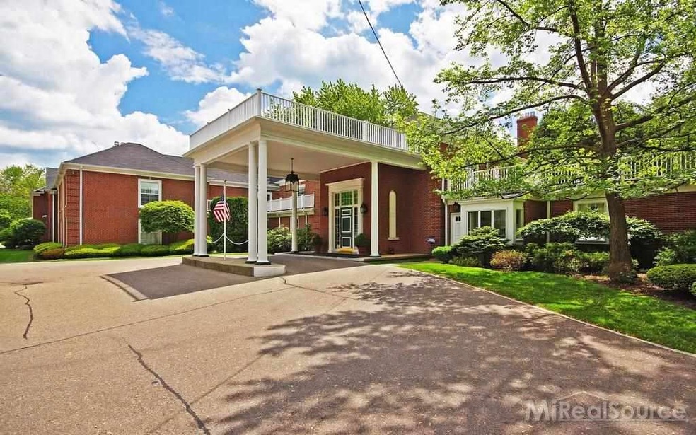 17111 E Jefferson #29, Grosse Pointe, MI 48230 - photo 1