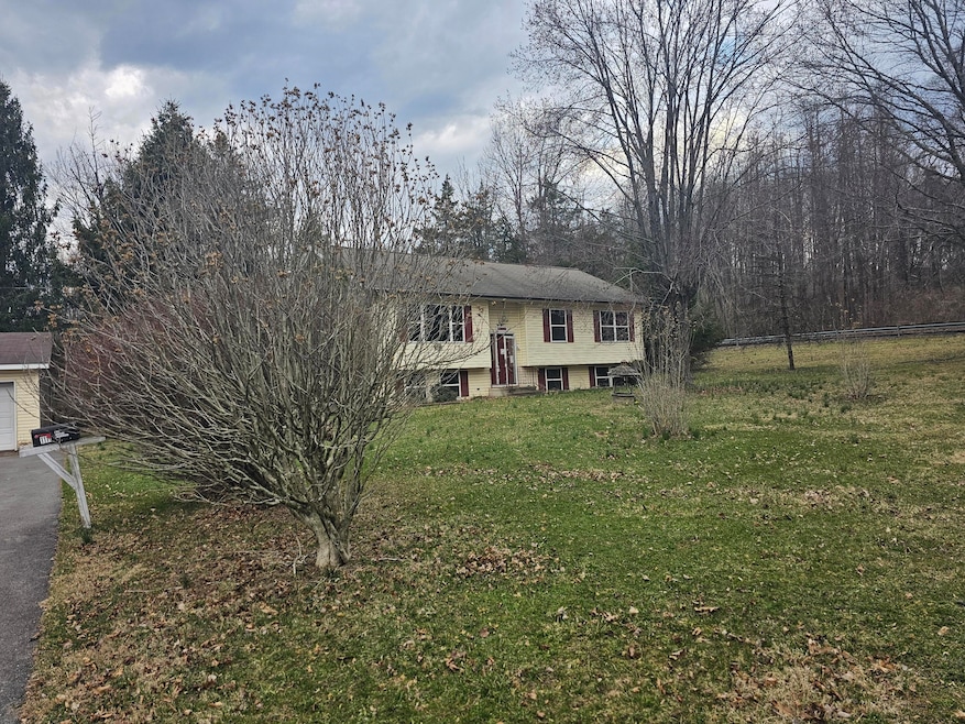 1111 Delabole Junction Rd, Pen Argyl, PA 18072 - photo 1