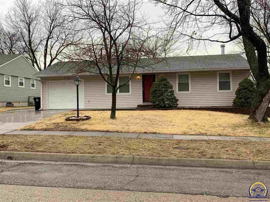 3129 SW Grand Ct, Topeka, KS 66614 - photo 1