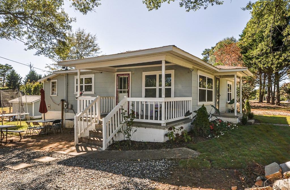 View of front facade featuring a front yard and co