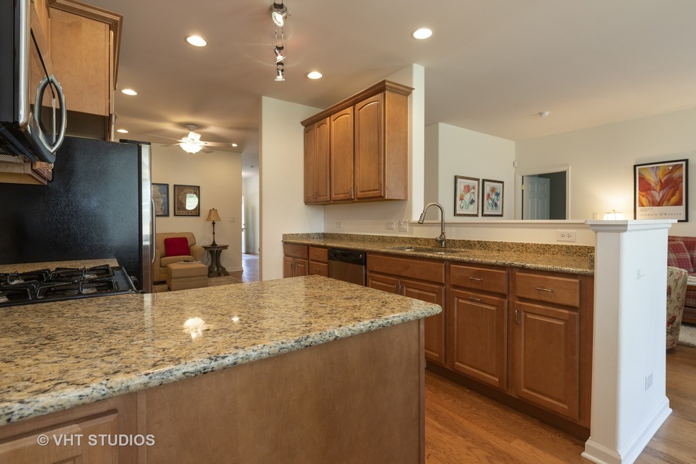 325 W Eagle Ct, Waukegan, IL 60087 - photo 1