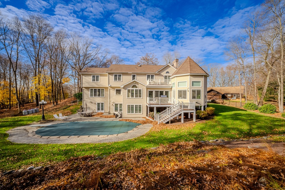 723 Laurie Ln, Orange, CT 06477 - photo 1