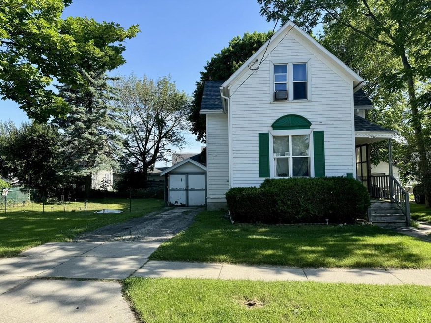 1902 Michigan Ave, Manitowoc, WI 54220 - photo 1