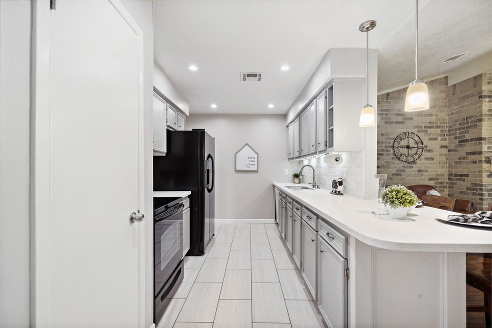 16518 Bougainvilla Ln, Friendswood, TX 77546 - photo 1