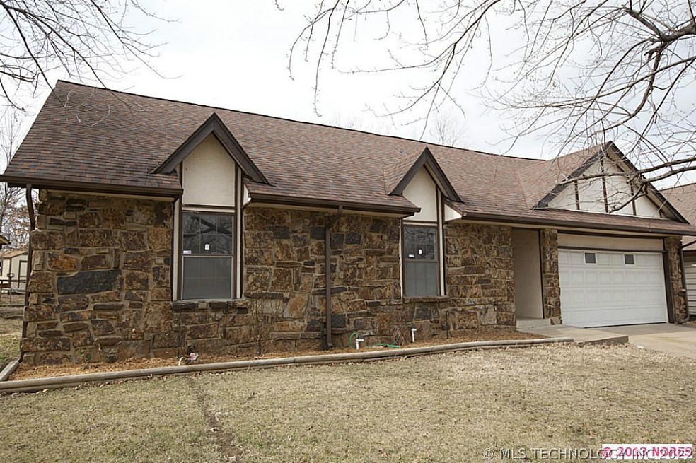 Ideal location! Jenks schools, shopping, dining an