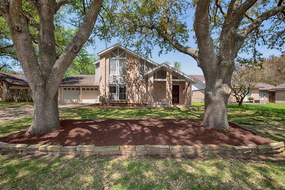 220 E Castle Harbour Dr, Friendswood, TX 77546 - photo 1