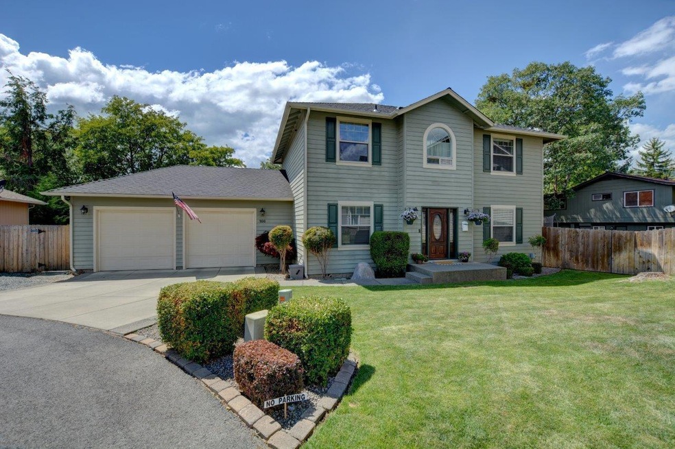 166 NW Sunday Dr, Grants Pass, OR 97526 - photo 1