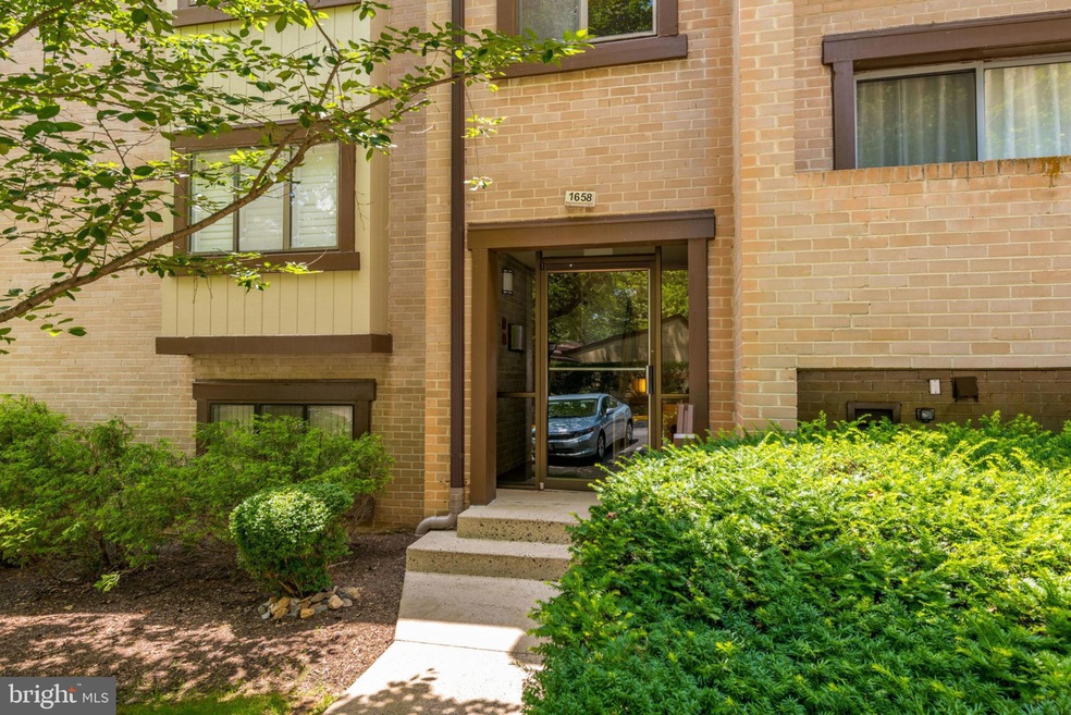 1658 Parkcrest Cir unit 101, Reston, VA 20190 - photo 1