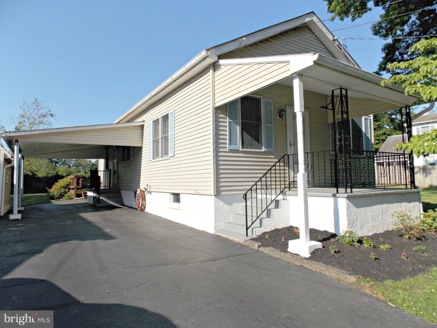 1069 Riverside Dr, Pottstown, PA 19465 - photo 1