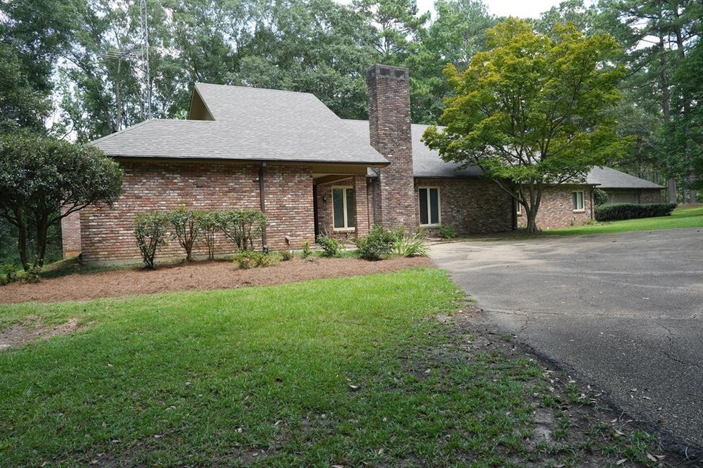 1075 Hawthorne Dr, McComb, MS 39648 - photo 1