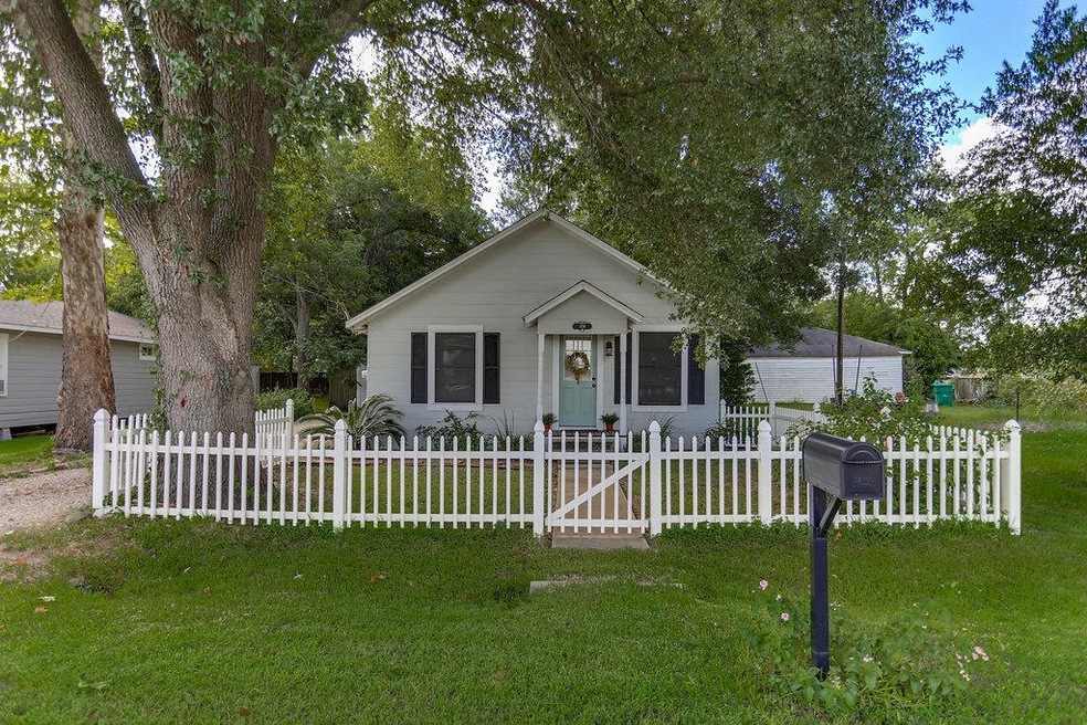 109 Epps St, Tomball, TX 77375 - photo 1