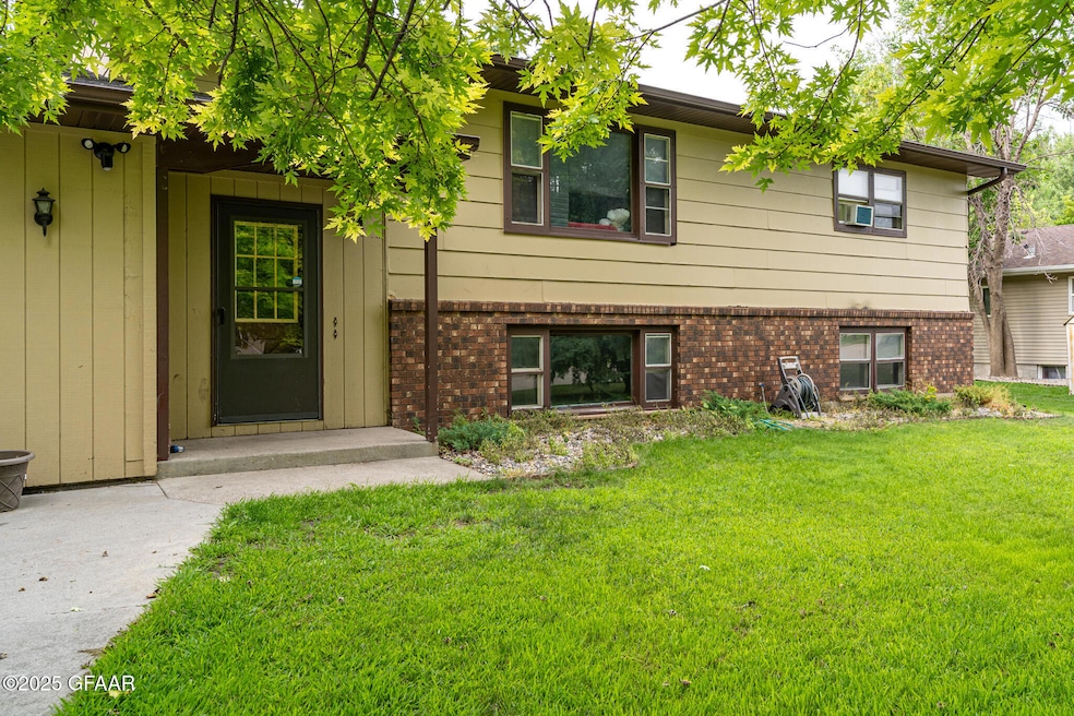 3 Garden Cir NW, East Grand Forks, MN 56721 - photo 1