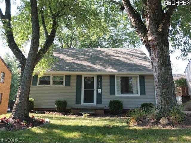 This charming North Canton home has a great centra