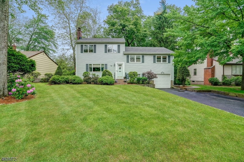 19 Fieldstone Dr, Livingston, NJ 07039 - photo 1