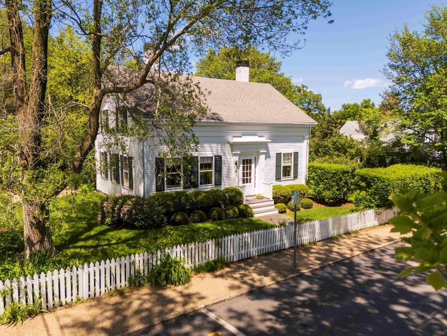 27 Spring St, Vineyard Haven, MA 02568 - photo 1