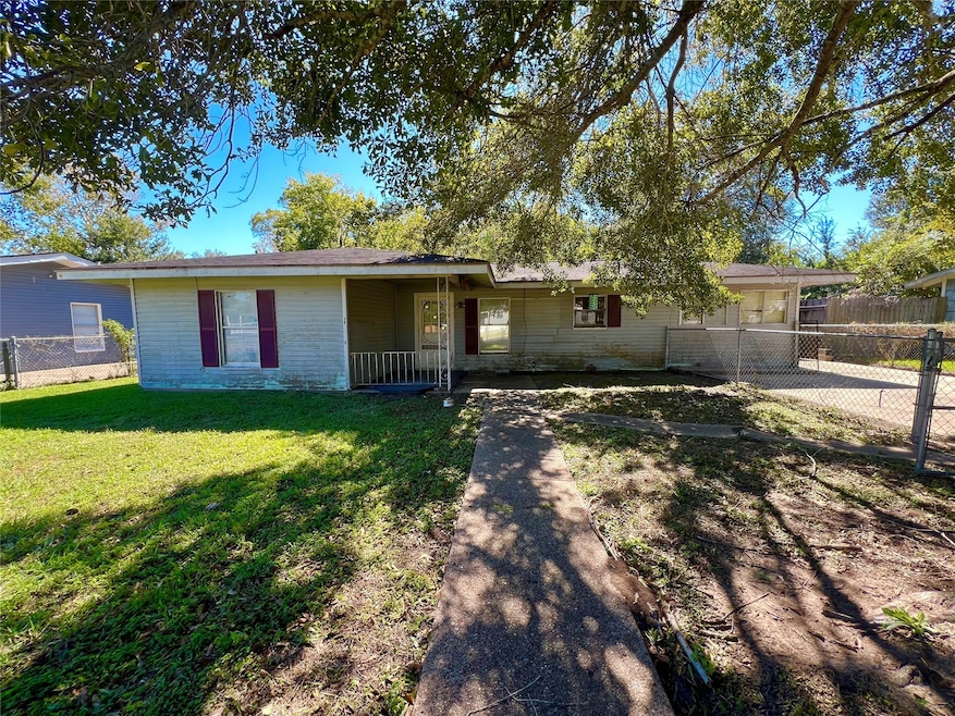816 E Wilkins St, Angleton, TX 77515 - photo 1