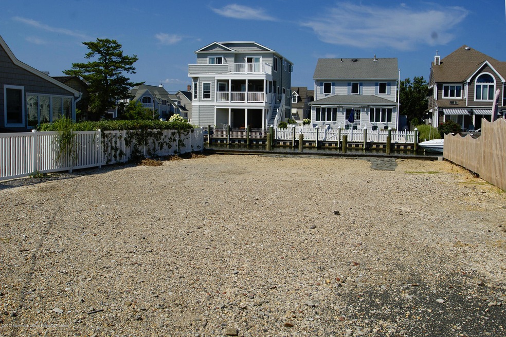 Great Waterfront Buildable Lot