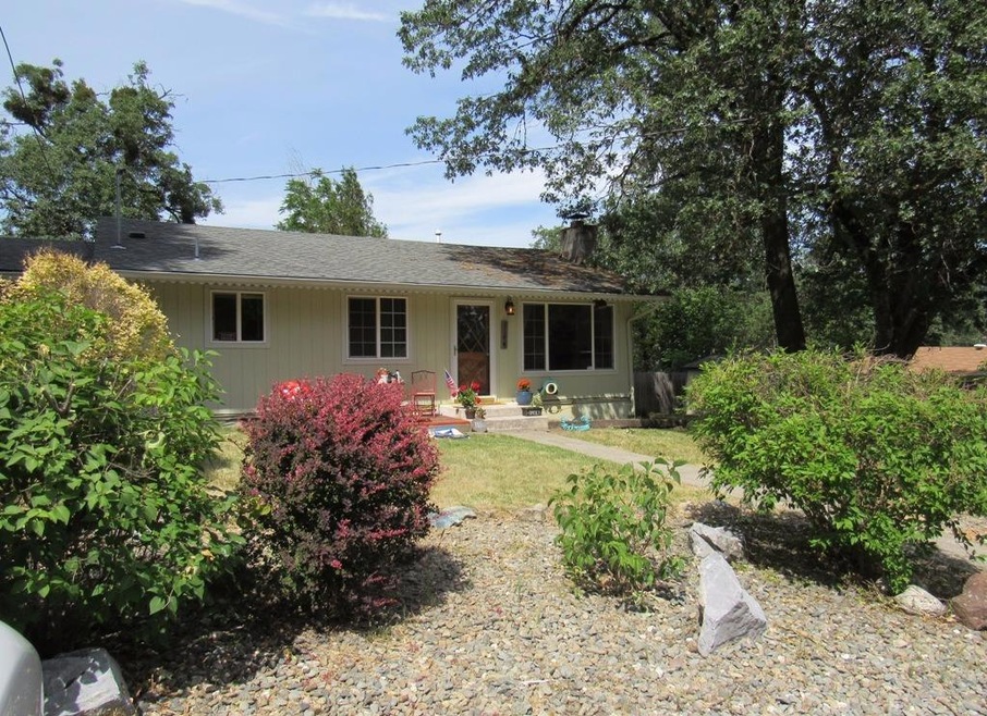 1104 NW D St, Grants Pass, OR 97526 - photo 1