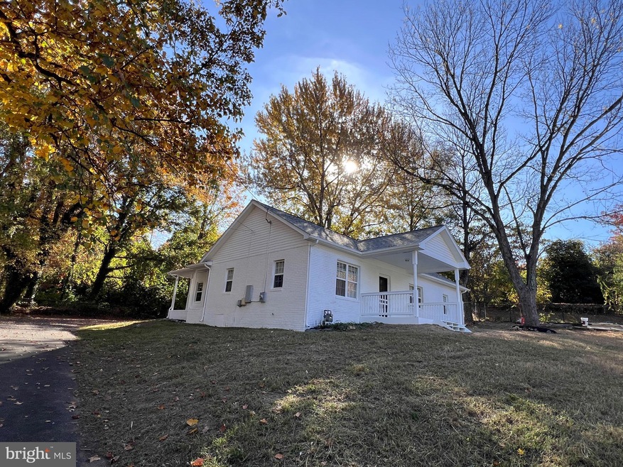 18251 Old Triangle Rd, Triangle, VA 22172 - photo 1