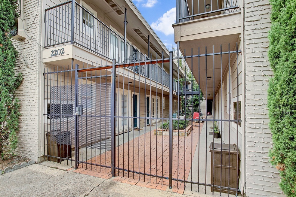 2202 Park St unit 8, Houston, TX 77019 - photo 1