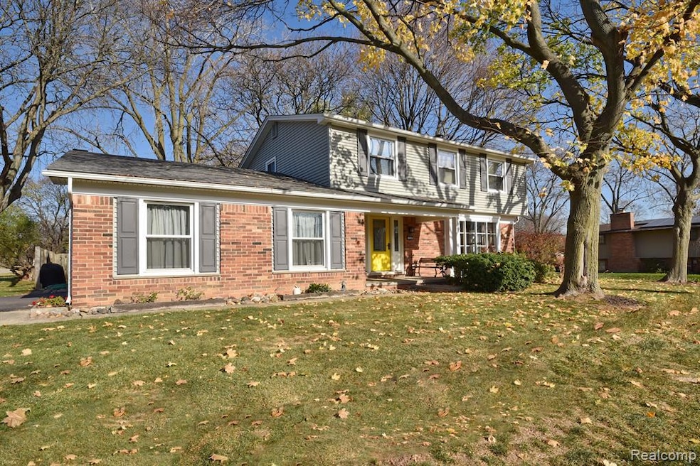 5538 Tamerlane Dr, West Bloomfield, MI 48322 - photo 1