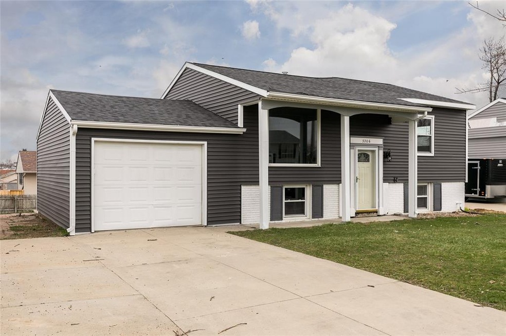 3206 Carriage Dr SW, Cedar Rapids, IA 52404 - photo 1