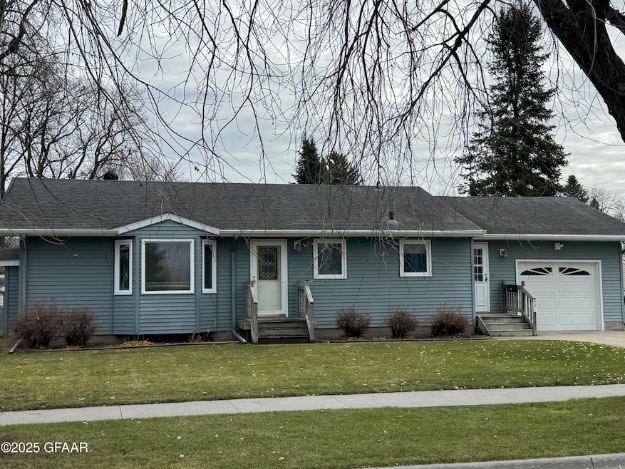 435 3rd Ave SE, East Grand Forks, MN 56721 - photo 1