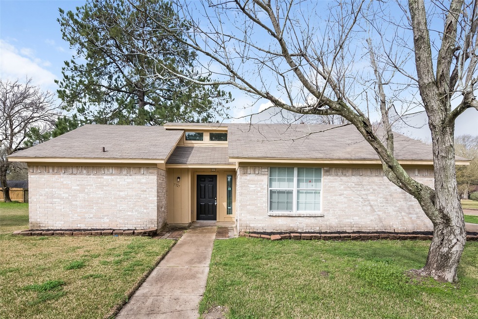 7327 Shady Vale Ln, Houston, TX 77040 - photo 1