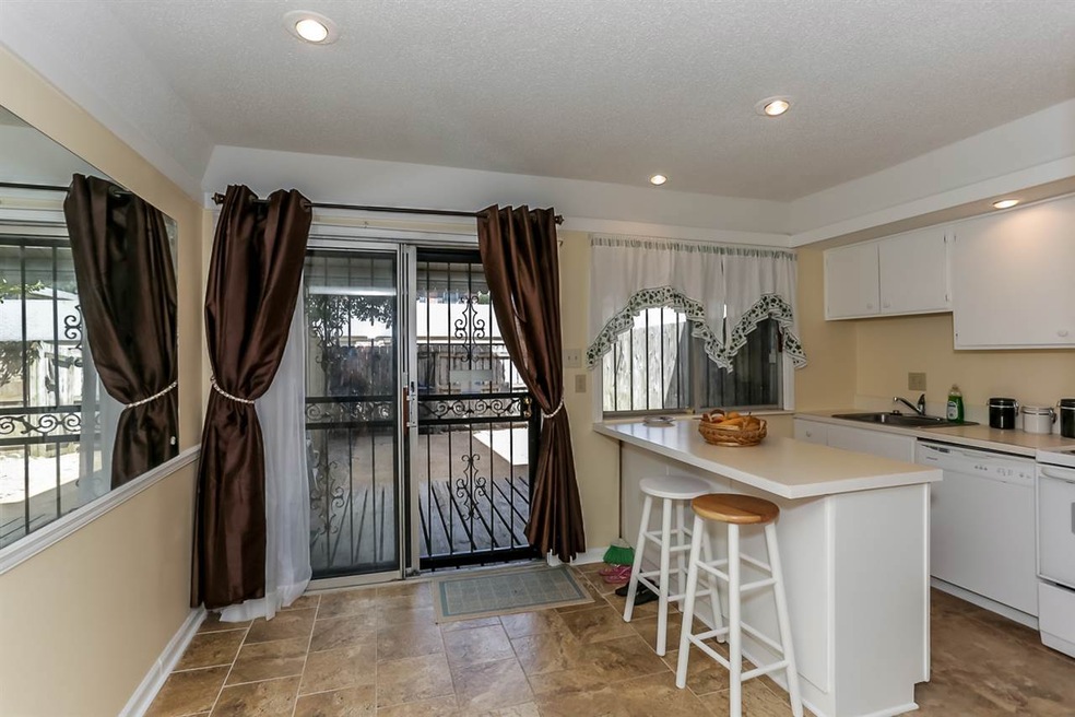 Wonderful eat-in kitchen with a full complement of