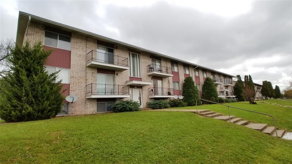 3710 12th Ave SW, Cedar Rapids, IA 52404 - photo 1