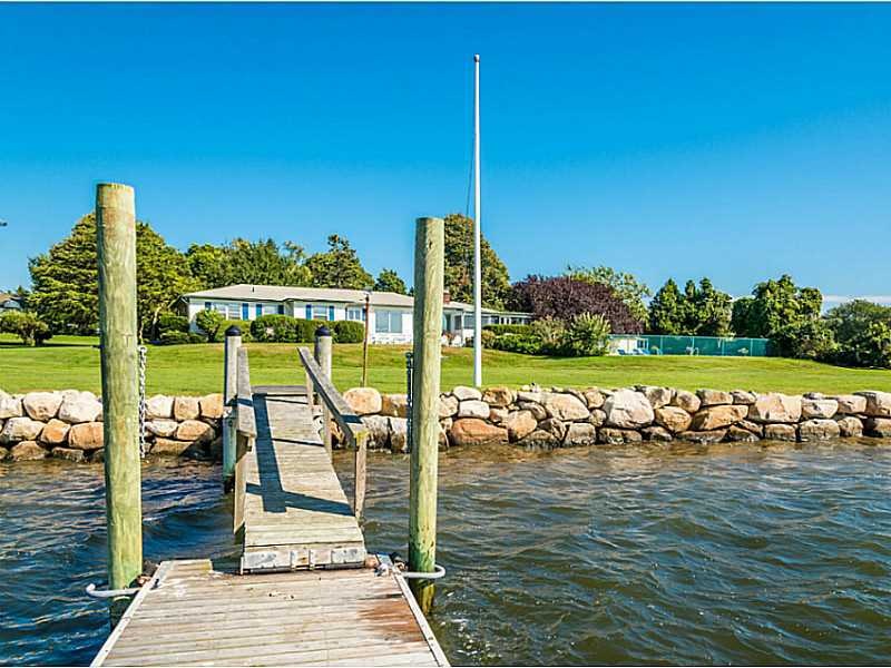 Waterfront/Dock/Pier. Ideally situated on Salt Pon