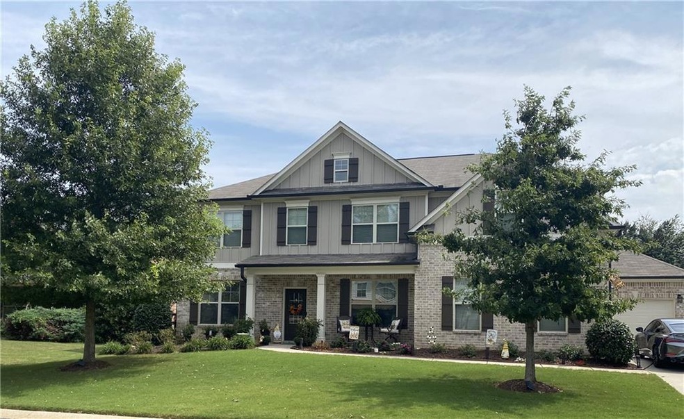 Craftsman-style house with a garage and a front la
