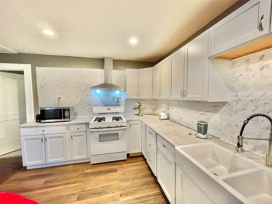 810 Jerry St, Houston, TX 77022 - photo 1