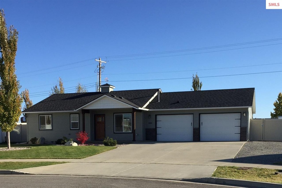 Immaculate easy living SINGLE LEVEL home near KTEC