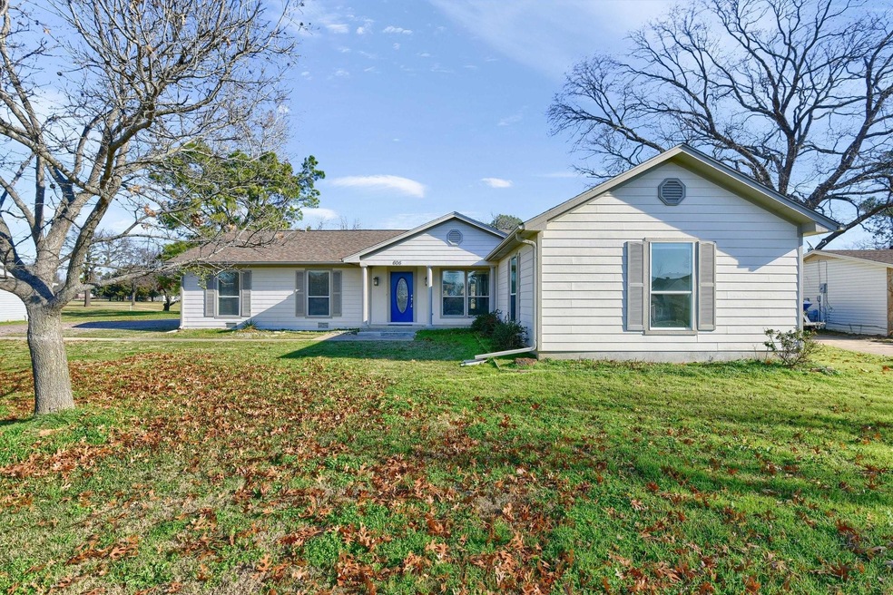 606 Kiowa Dr W, Gainesville, TX 76240 - photo 1