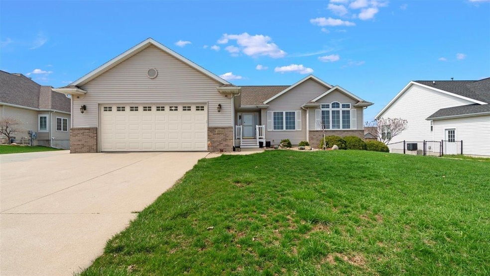 1319 Quail Ridge Rd, Cedar Falls, IA 50613 - photo 1