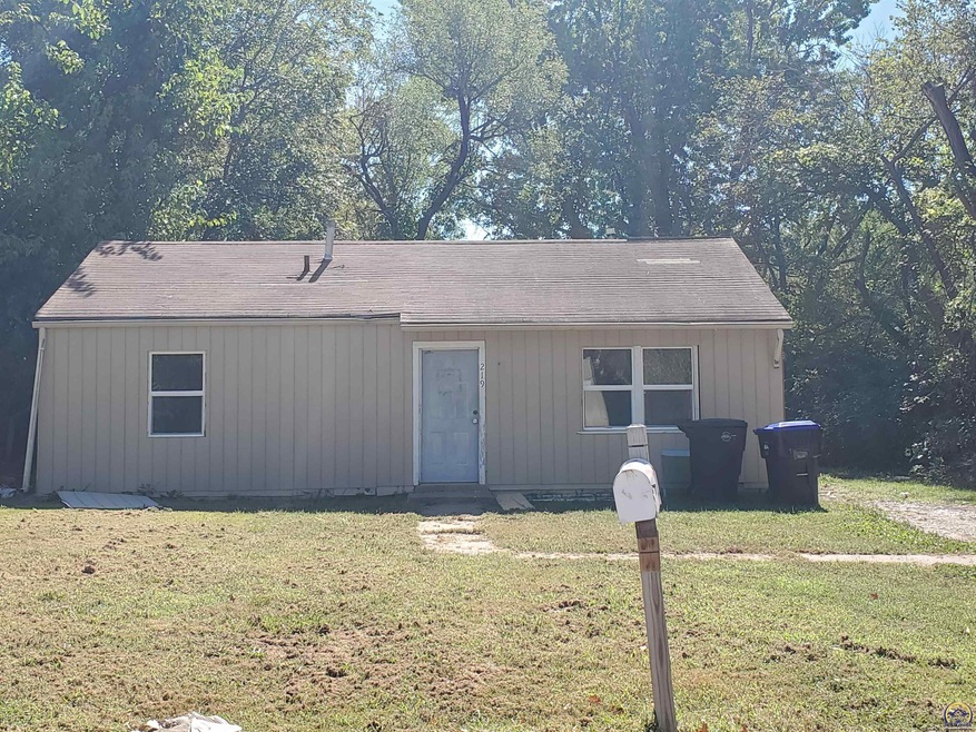 219 SE 34th St, Topeka, KS 66605 - photo 1