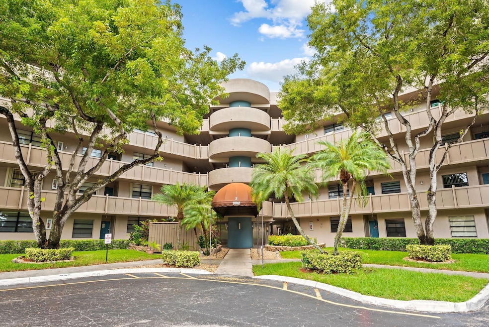 Colony Point Condominiums unit 311, Pembroke Pines, FL 33026 - photo 1