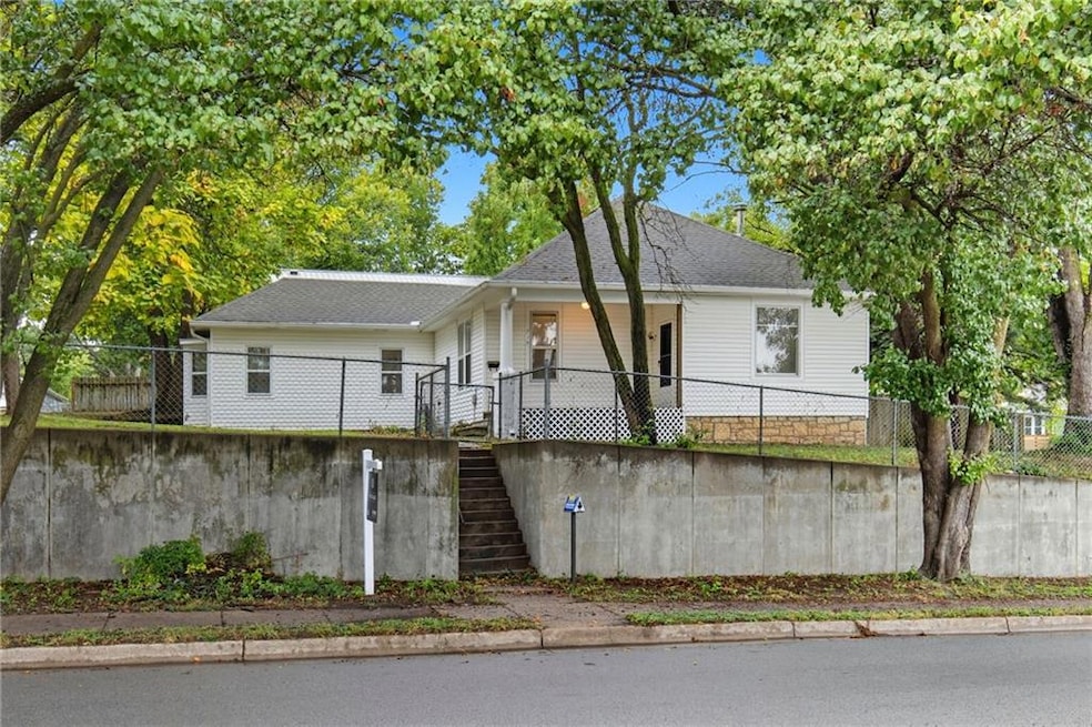 715 N 10th St, Leavenworth, KS 66048 - photo 1